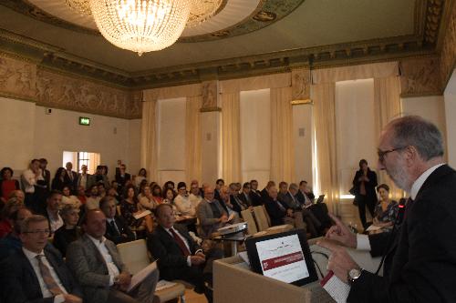 Il vicegovernatore del Friuli Venezia Giulia, Riccardo Riccardi, al convegno sulle "Strategie organizzative del Laboratorio al servizio del paziente".